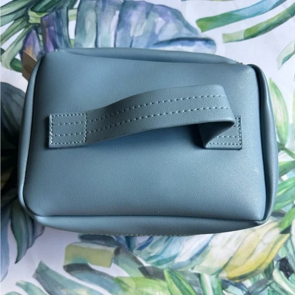 Top handle zippered train case - Light Blue NWT - Picture 2 of 4